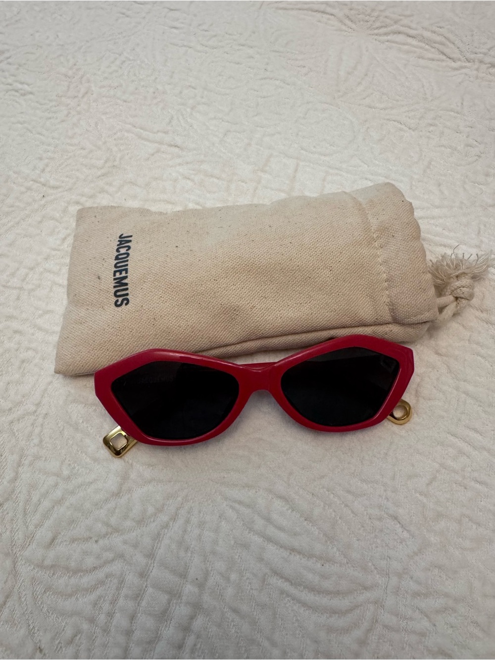 AUTHENTIC Jacquemus Red Cat-Eye Sunglasses with Black Lenses and Gold Accents